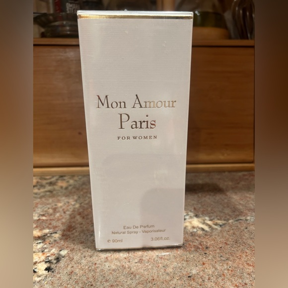 Mon Amour Paris
Brand New in plastic!
3.06 ounces - Picture 2 of 4